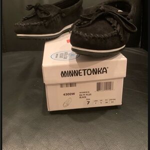 Minnetonka Women's Black Kilty Plus Moccasins - NEVER WORN - in box!